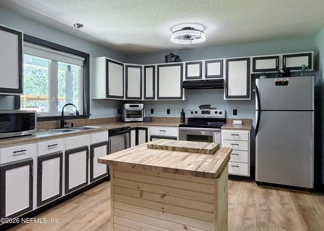 327 KEUKA LAKE Trail, Interlachen, FL 32148