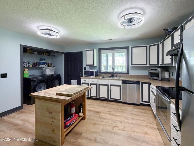 327 KEUKA LAKE Trail, Interlachen, FL 32148