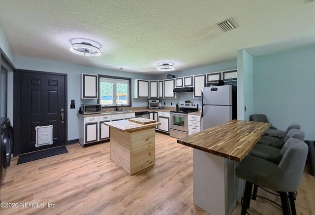 327 KEUKA LAKE Trail, Interlachen, FL 32148