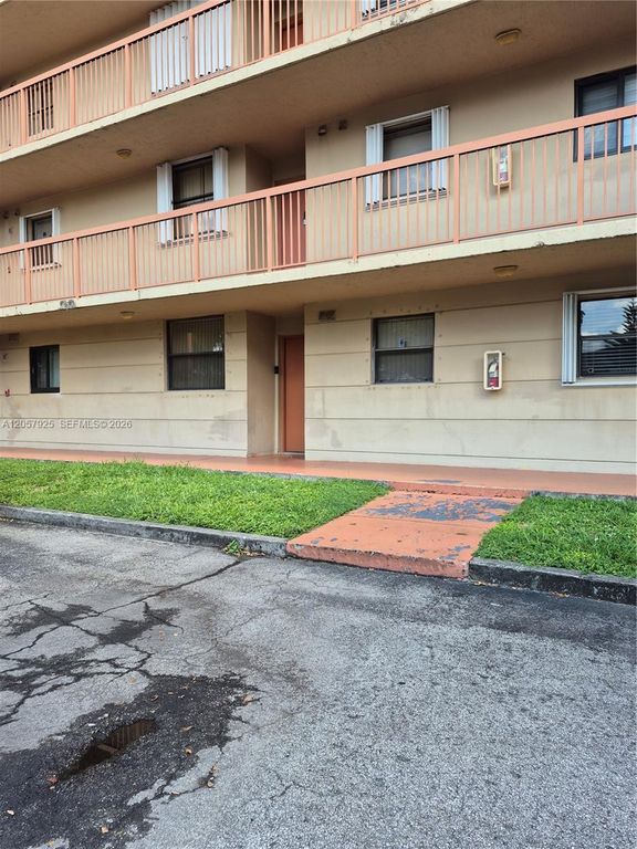 10253 NW 9th St Cir 102-6, Miami, FL 33172