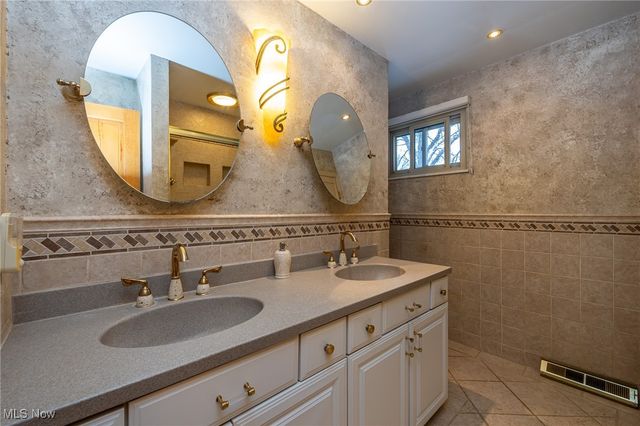 2990 Hampton Road, Cleveland, OH 44120