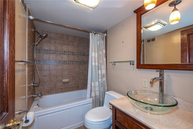 2990 Hampton Road, Cleveland, OH 44120