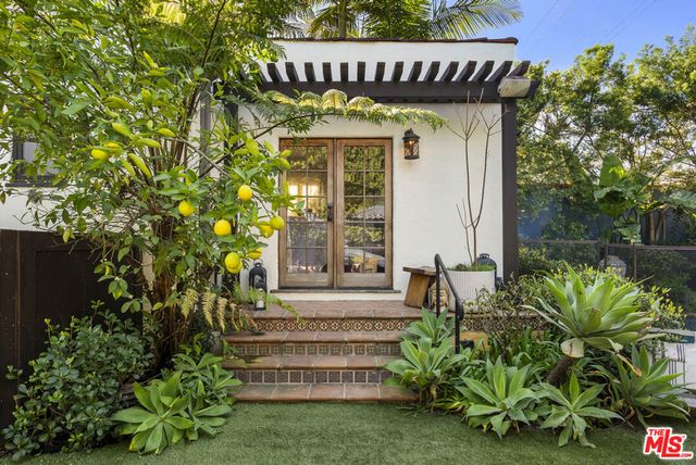 105 S La Jolla Avenue, Los Angeles, CA 90048