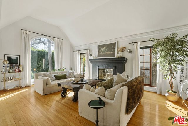 105 S La Jolla Avenue, Los Angeles, CA 90048