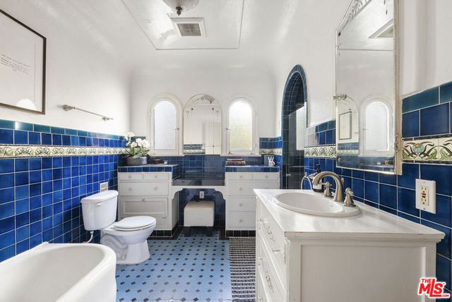 105 S La Jolla Avenue, Los Angeles, CA 90048