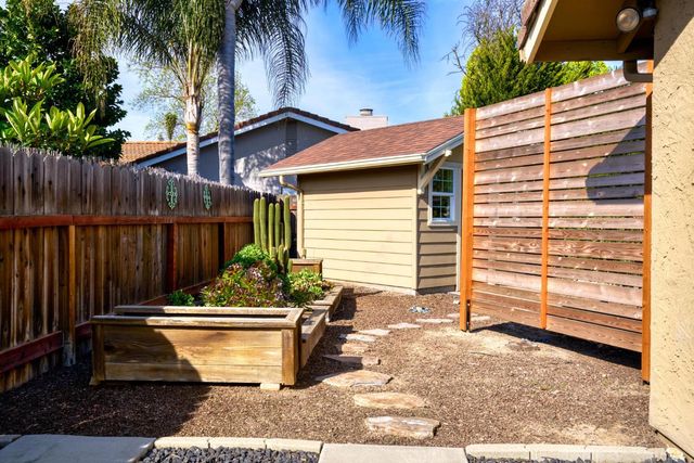 1859 Elmwood Ln, Manteca, CA 95336