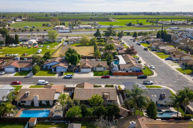 1859 Elmwood Ln, Manteca, CA 95336