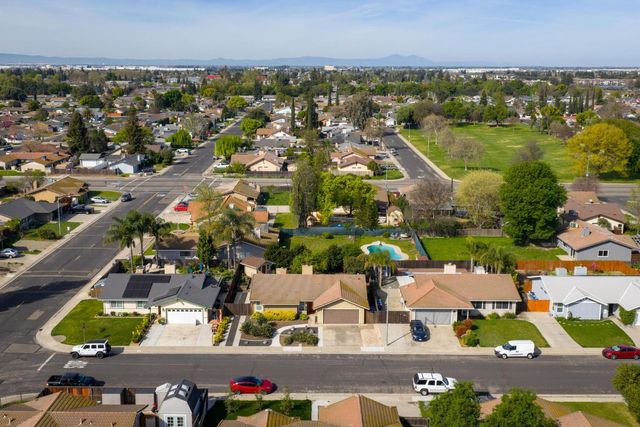 1859 Elmwood Ln, Manteca, CA 95336