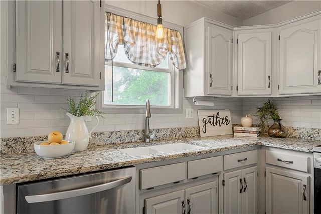 433 W Bluebird Street, Gardner, KS 66030