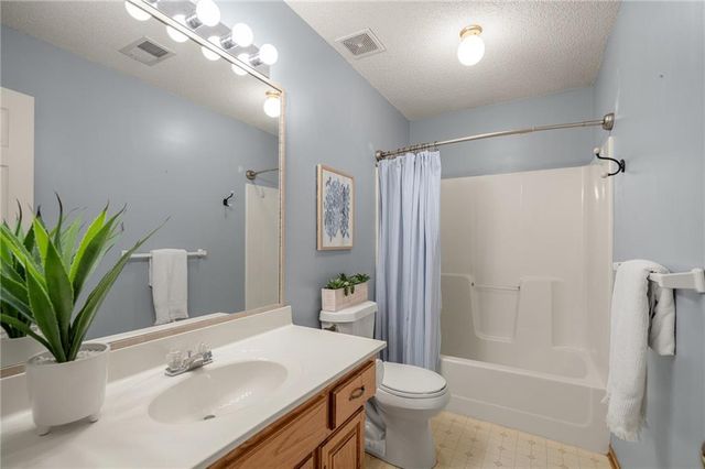 433 W Bluebird Street, Gardner, KS 66030
