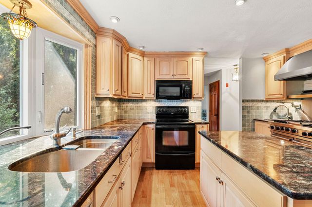 34 Sharon Road, Windham, NH 03087