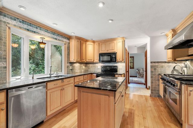 34 Sharon Road, Windham, NH 03087