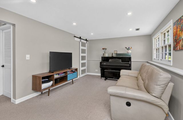 2911 N Dunton Avenue, Arlington Heights, IL 60004