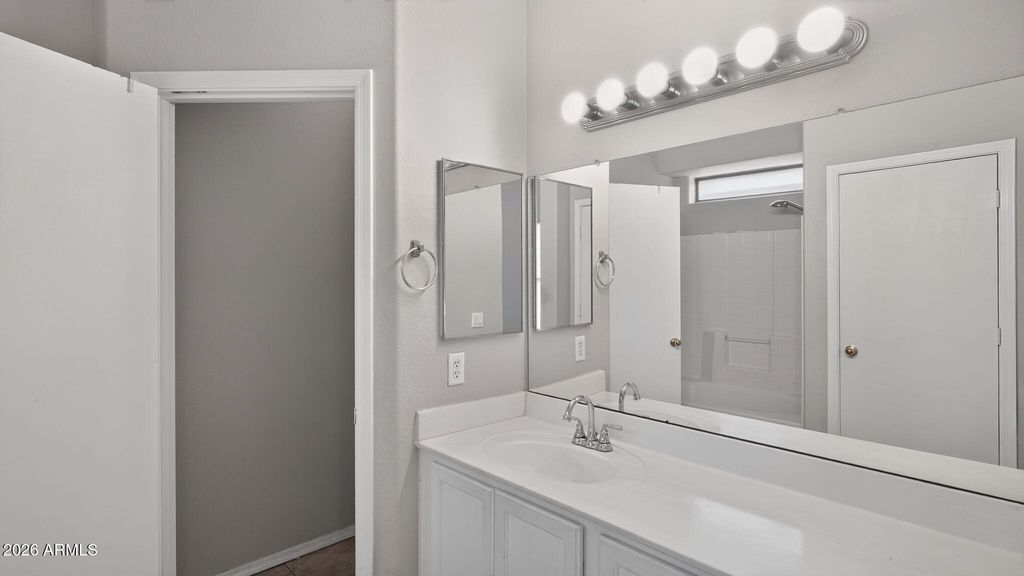 7230 W SHEILA Lane, Phoenix, AZ 85033 — photo 4