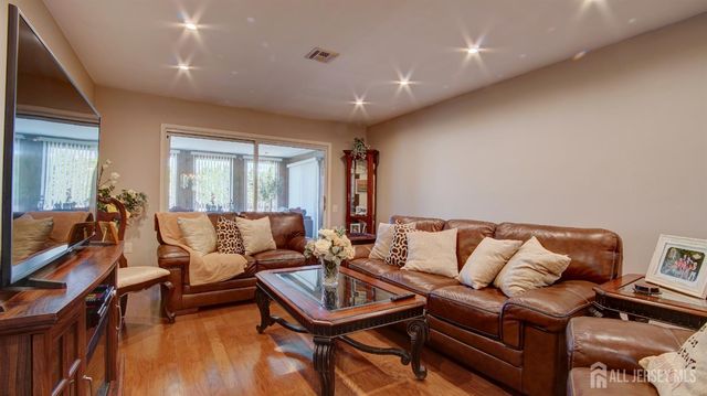 371-A Duranta Plaza, Monroe, NJ 08831