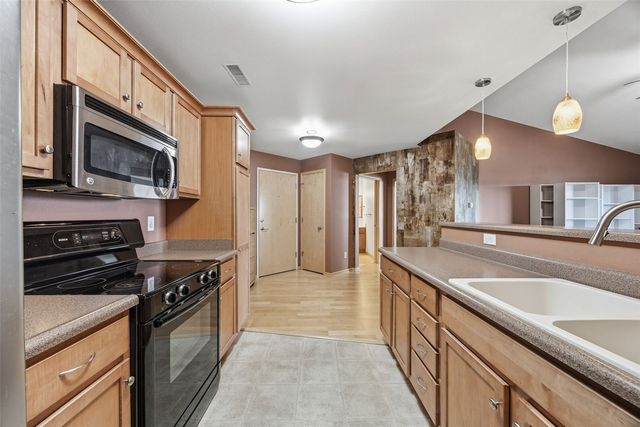 420 N 1st Ave 305, Iowa City, IA 52245