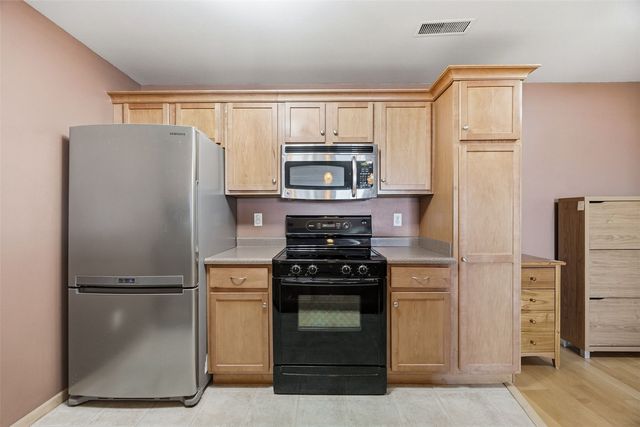 420 N 1st Ave 305, Iowa City, IA 52245