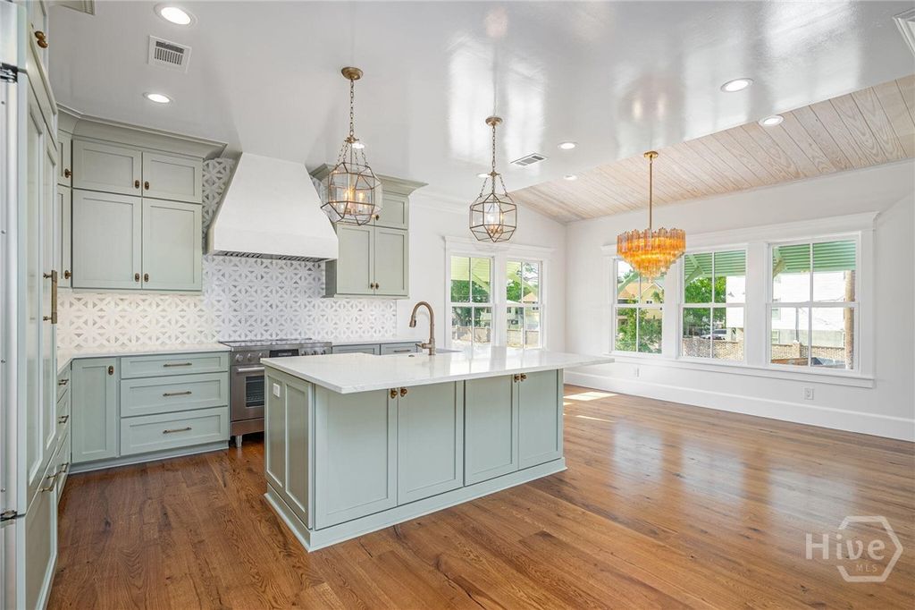 Image 5 of property listing at 5 Ocean Drive, Tybee Island, GA 31328