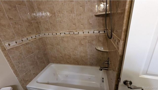 748 E Fox Hills Drive, Bloomfield Hills, MI 48304