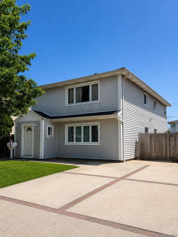 29 Julian Place, Island Park, NY 11558
