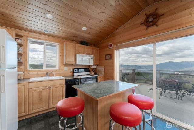 645 Chelan Trails Road, Chelan, WA 98816