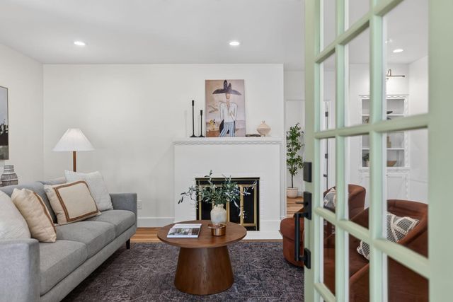 929 Swanston Dr, Sacramento, CA 95818