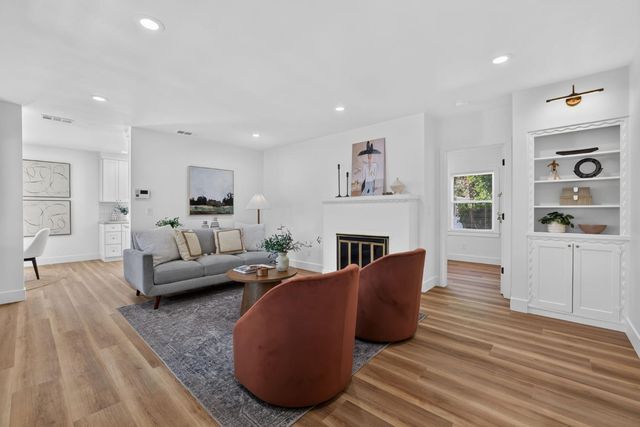 929 Swanston Dr, Sacramento, CA 95818
