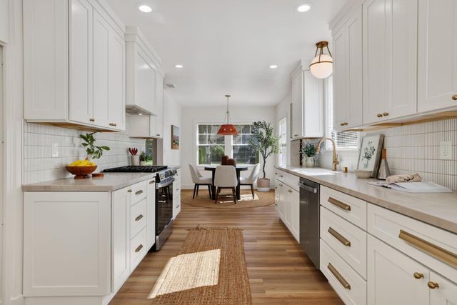 929 Swanston Dr, Sacramento, CA 95818