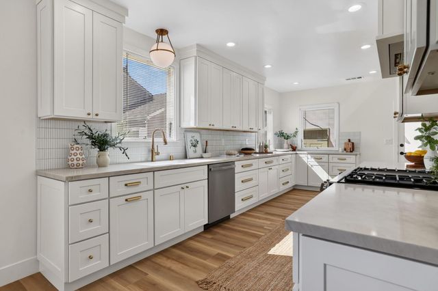 929 Swanston Dr, Sacramento, CA 95818