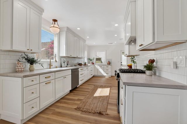 929 Swanston Dr, Sacramento, CA 95818