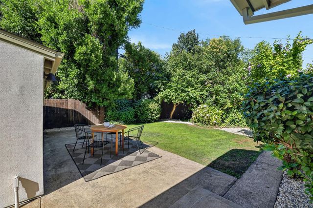 929 Swanston Dr, Sacramento, CA 95818