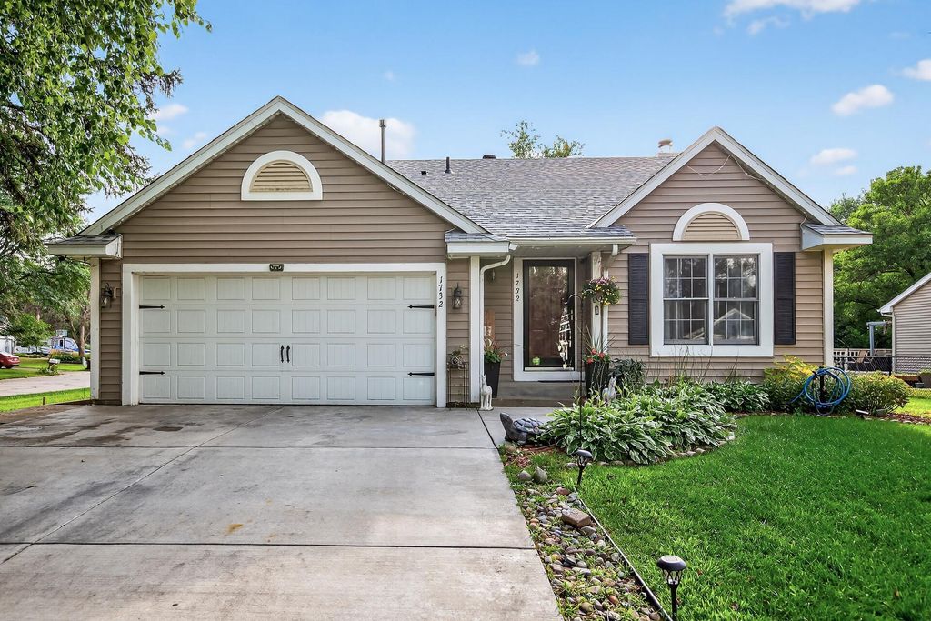 1732 Regatta Drive, Woodbury, MN 55125