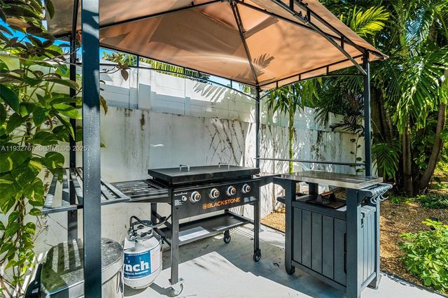 517 NE 2nd Pl, Dania Beach, FL 33004