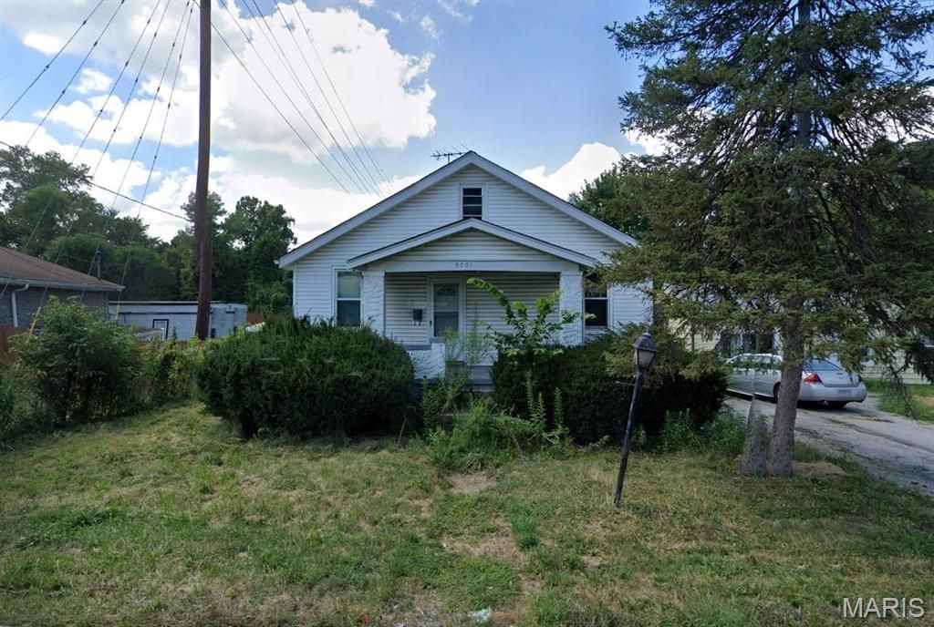 9701 Lilac Drive, St Louis, MO 63137
