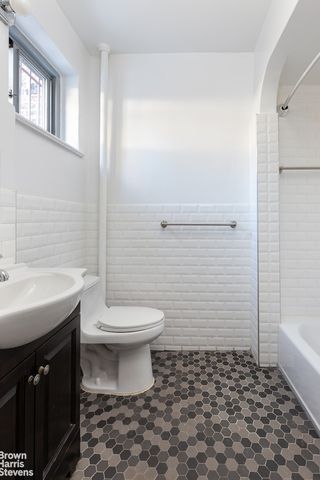 4445 Post Rd Apt 3B, New York City, NY 10471