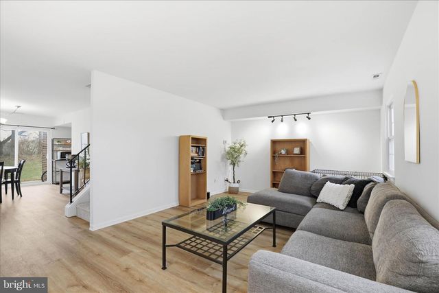 1332 BLUE JAY DR, Lancaster, PA 17601