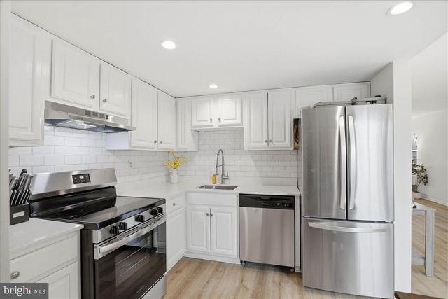 1332 BLUE JAY DR, Lancaster, PA 17601