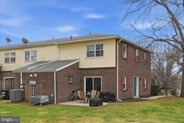 1332 BLUE JAY DR, Lancaster, PA 17601
