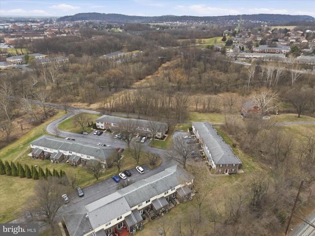 1332 BLUE JAY DR, Lancaster, PA 17601