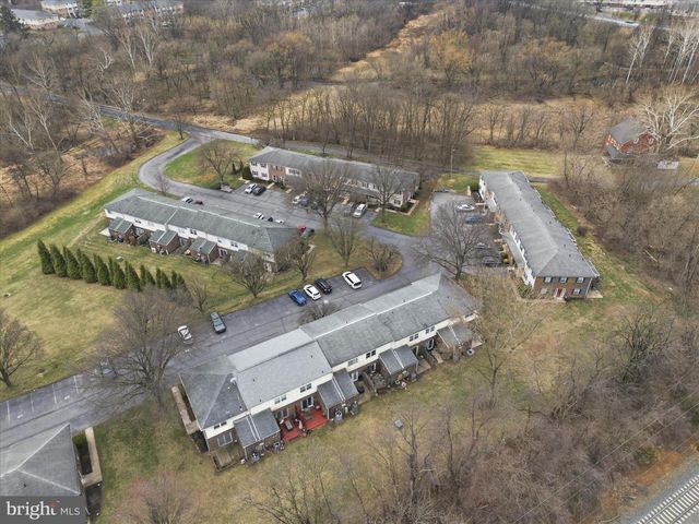 1332 BLUE JAY DR, Lancaster, PA 17601