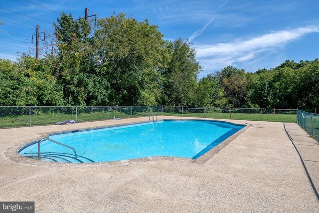 1332 BLUE JAY DR, Lancaster, PA 17601