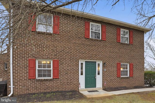 1332 BLUE JAY DR, Lancaster, PA 17601