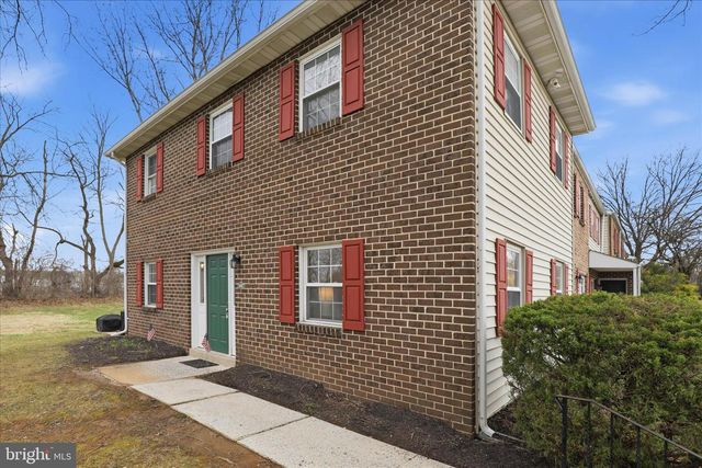 1332 BLUE JAY DR, Lancaster, PA 17601