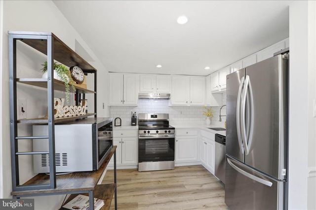 1332 BLUE JAY DR, Lancaster, PA 17601