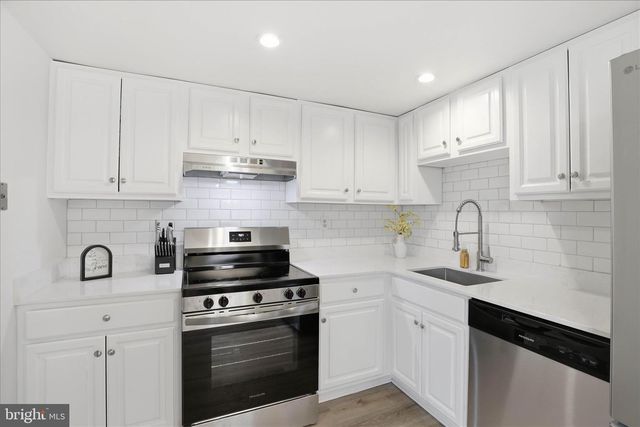 1332 BLUE JAY DR, Lancaster, PA 17601