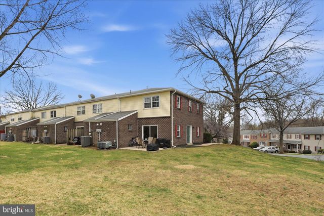 1332 BLUE JAY DR, Lancaster, PA 17601