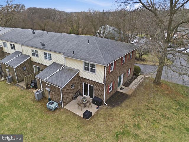 1332 BLUE JAY DR, Lancaster, PA 17601