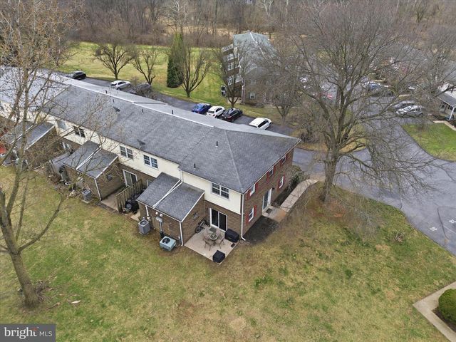 1332 BLUE JAY DR, Lancaster, PA 17601