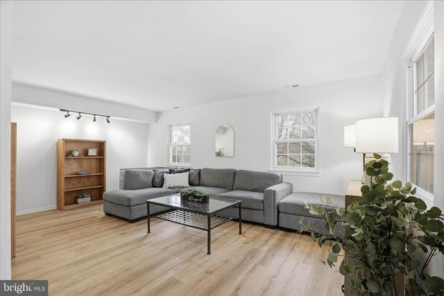 1332 BLUE JAY DR, Lancaster, PA 17601