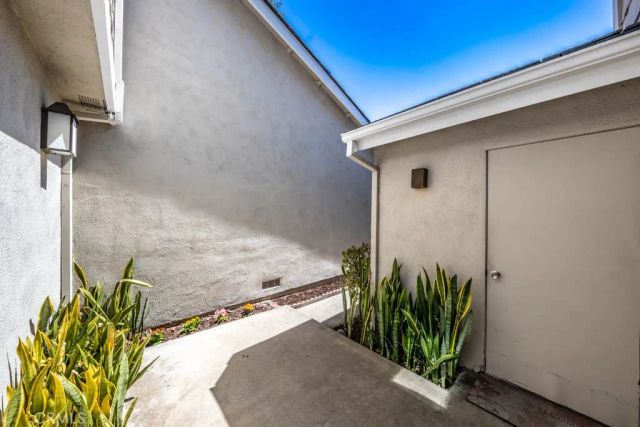 21 Ashbrook 102, Irvine, CA 92604